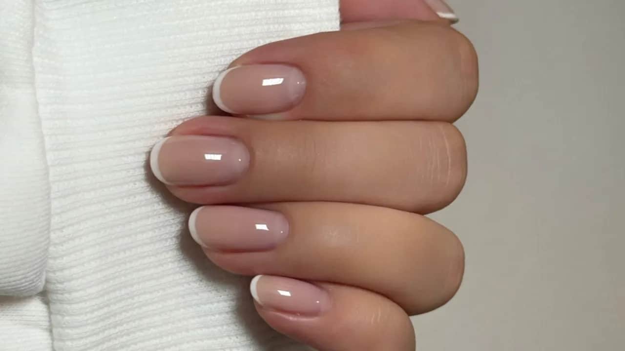 French Nails kurz: So gelingt der elegante Look zu Hause
